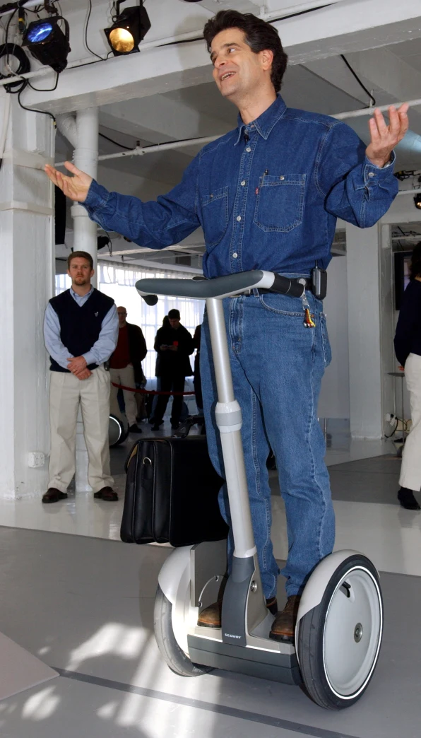 Dean Kamen na segwayi.