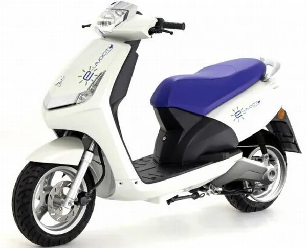 Scoot’Elec první komerčně vyráběný elektrický skútr.