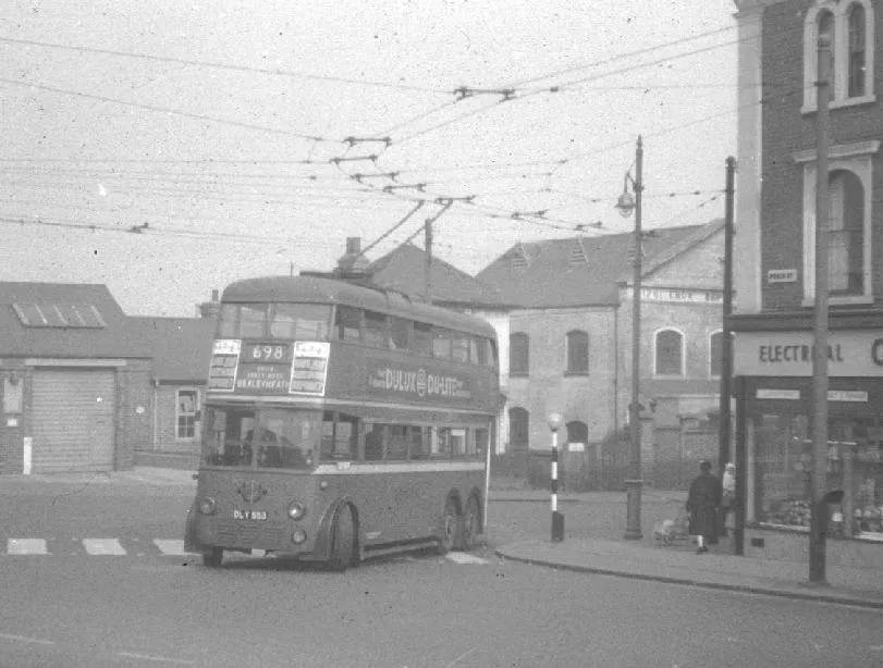 Historická fotografie autobusu ve Velké Británii