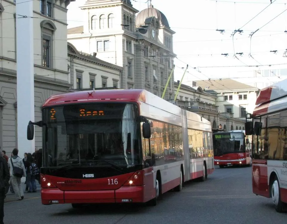Starší provedení tříčlánkového trolejbusu značky HESS