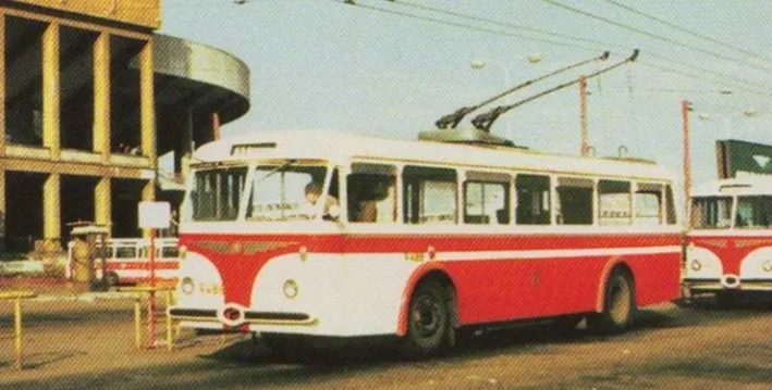Tatra T400 před strahovským stadionem